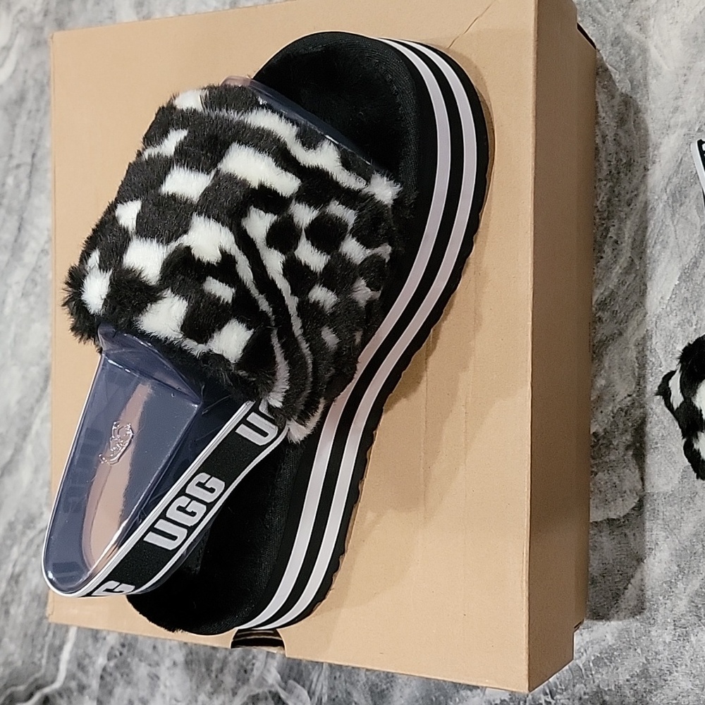 NWT Women's UGG Fuzzy Slides - Picture 5 of 6